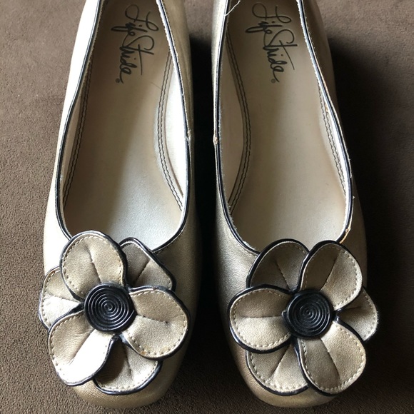 Life Stride Shoes - Lifestride SZ 8 1/2 Gold flower flat loafers. Life Stride Shoes - Lifestride SZ 8 1/2 Gold flower flat loafers.